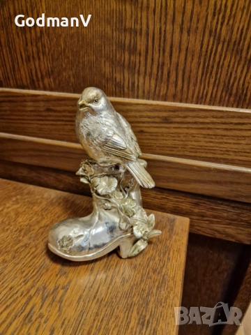 Декоративна статуетка „Птиче върху ботуш“
