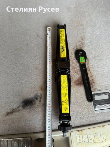 нов автомобилен крик за свален от mercedes ML w164 2008 g цена 40 лв или 20,45 евро с ключа към него, снимка 1