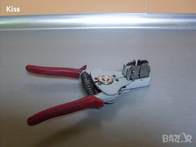 Клещи за оголване на кабели.