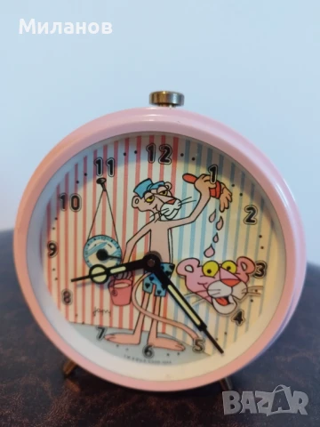 Стар механичен анимиран будилник, настолен часовник