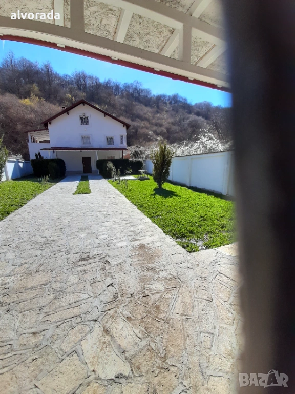 Обзаведена триетажна нова къща с гараж, снимка 1