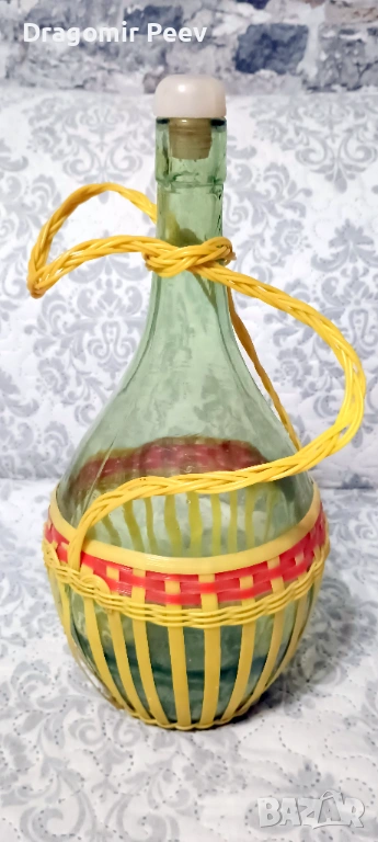 Продавам Винтидж стъклена дамаджана с декоративна пластмасова оплетка и дръжка, снимка 1