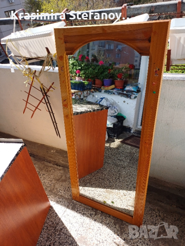 продавам огледало в рамка от масивно дърво, снимка 1 - Огледала - 45019162