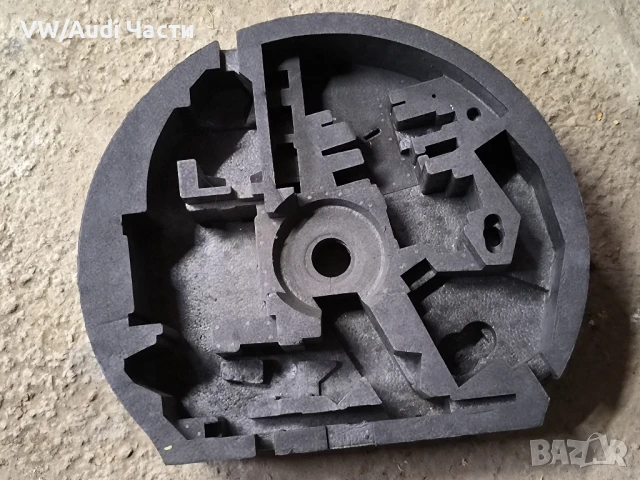 Кора за резервна гума патерица Голф 5 Ауди А3 Пасат Туран VW Golf 5 Audi A3 8P Passat 8P0012109F