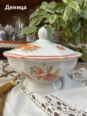 Красив порцеланов съд- Бисквитиера  Издигната на пиедестал елегантна форма, красива комбинация, снимка 2 - Кутии за храна - 53776231