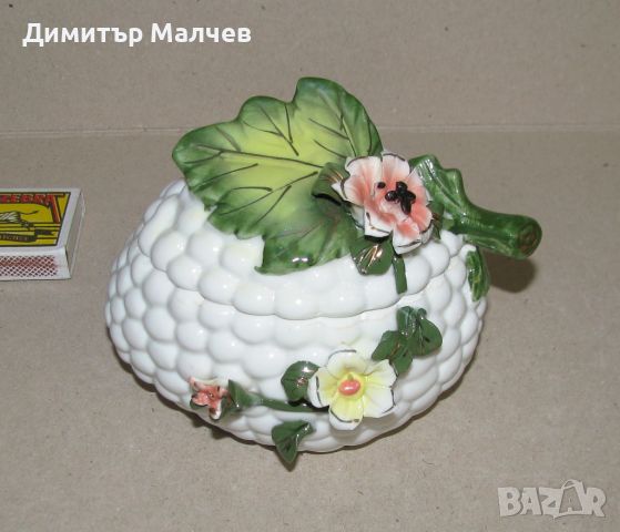 Порцеланова кутия с орелефни цветя ръчно работена, отлична, снимка 1 - Декорация за дома - 45471985