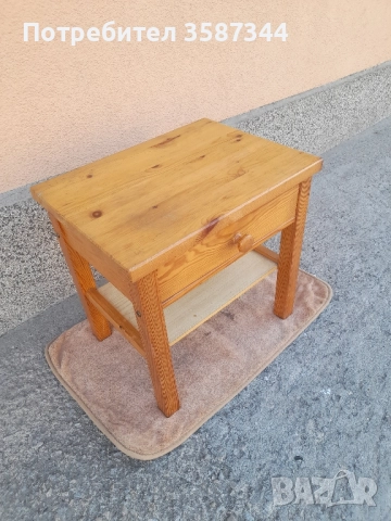 дървена масичка с чекмедже