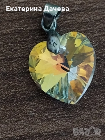 Продавам медальон че сърце СВАРОВСКИ , снимка 2 - Колиета, медальони, синджири - 51752960