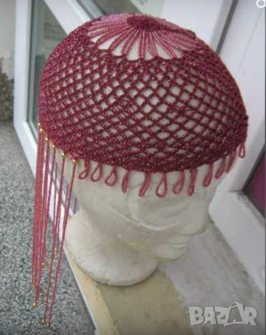 Ръчно изработена шапка на една кука украсена с мъниста, снимка 2 - Шапки - 51237280