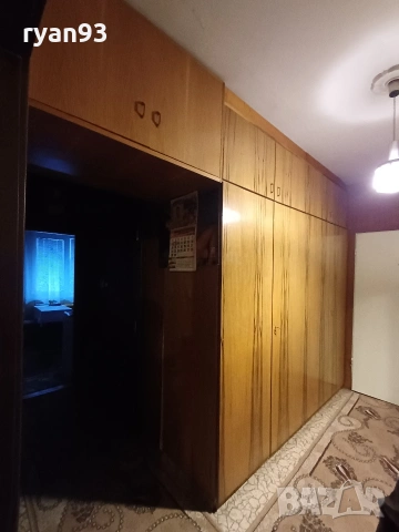 Гардероб за/от коридор