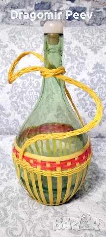 Продавам Винтидж стъклена дамаджана с декоративна пластмасова оплетка и дръжка