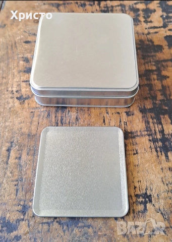 подложки за чаши 4 броя пластмаса със сребро и корк в метална кутия, снимка 2 - Аксесоари за кухня - 52381936