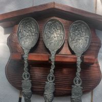 Три Холандски, калаени лъжици на дървена стойка , снимка 1 - Антикварни и старинни предмети - 45647637