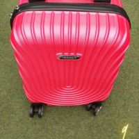 Стилен куфар с колелца за ръчен багаж с твърдо покритие 40/30/20см, снимка 2 - Куфари - 45470511