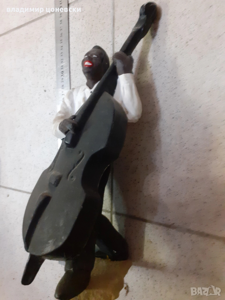 Статуетка контрабасист,фигура от смола, снимка 1