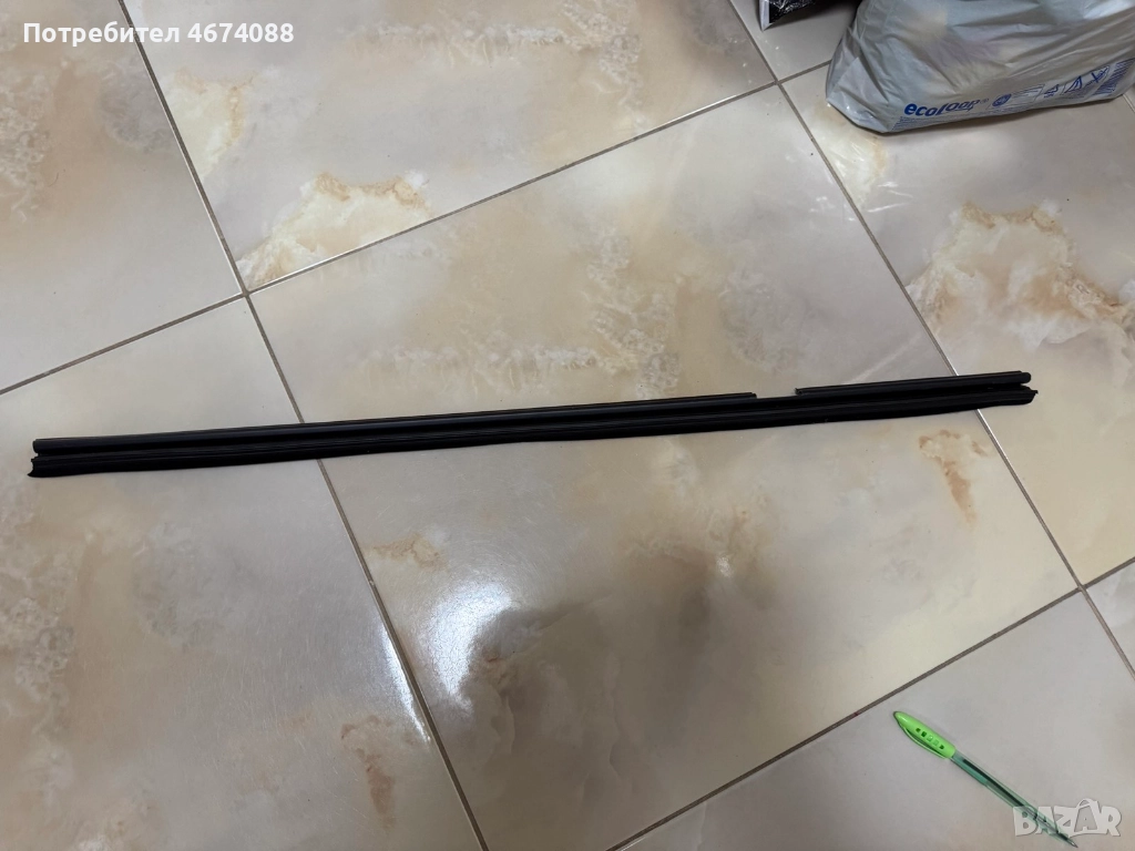 Обешумителна и почистваща лайсна на предна лява врата Жета Голф Jeta Golf 5 само за 20лв. 1K4837471, снимка 1