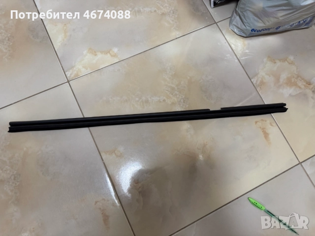 Обешумителна и почистваща лайсна на предна лява врата Жета Голф Jeta Golf 5 само за 20лв. 1K4837471