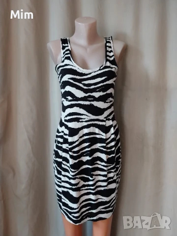 М Къса рокля в бяло и черно/принт /