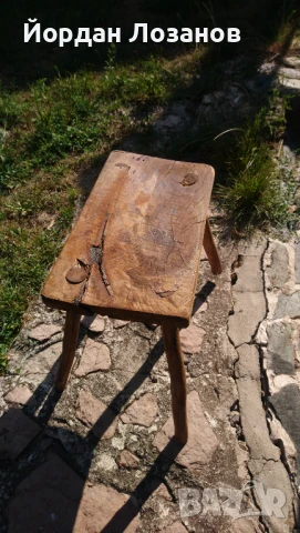 Дървено столче