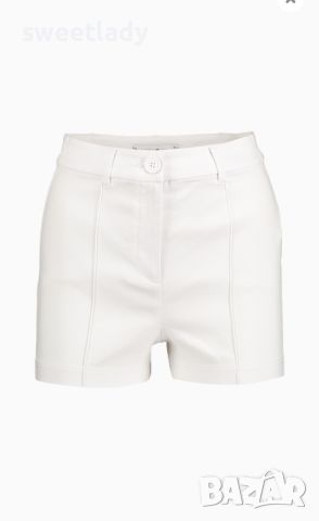 Къси еластични панталонки в бяло

