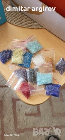 Голям комплект стъклени мъниста за бижута – 400+ пакетчета по 10-15г.