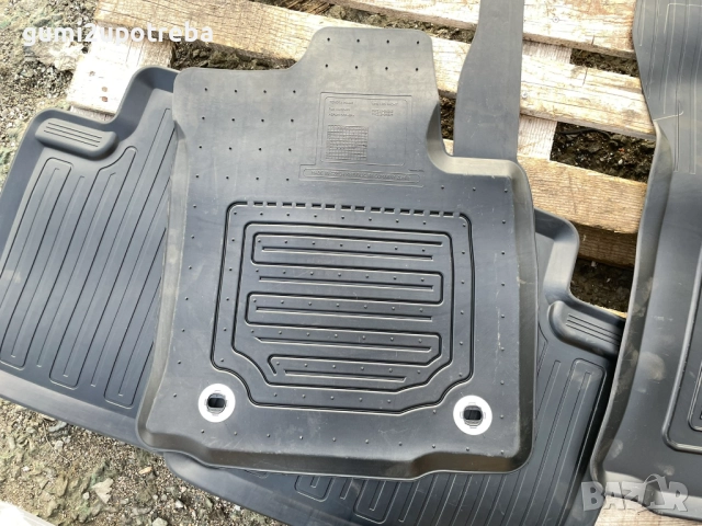 Гумени Стелки Toyota HILUX pW210-0k012 Оригинал, снимка 3 - Аксесоари и консумативи - 52391237