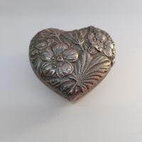 Метална посребрена бижутерка с форма на сърце и красиви релефни цветя на капака, снимка 1 - Антикварни и старинни предмети - 45834982