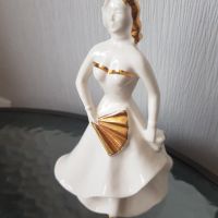 Порцеланова фигура на жена, снимка 3 - Антикварни и старинни предмети - 45295630