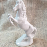 Красива порцеланова фигура на кон, снимка 1 - Антикварни и старинни предмети - 45032547
