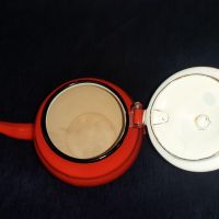 Малък метален ретро чайник в червен цвят, снимка 3 - Аксесоари за кухня - 45686422
