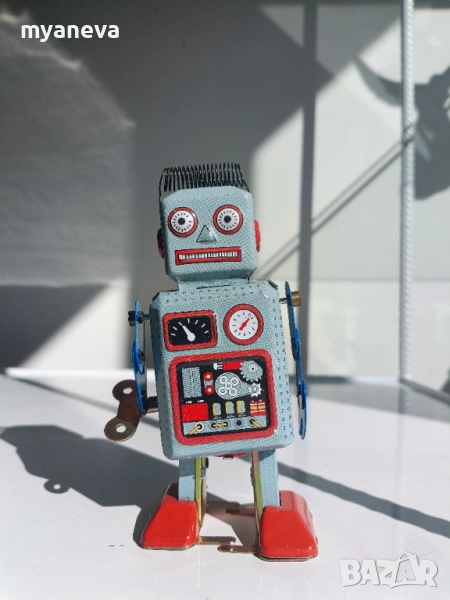 Робот, тенекиена играчка, навива се с ключ и се движи. , снимка 1