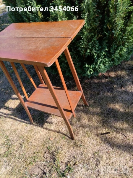 Дървена масичка на повече от 80г., снимка 1