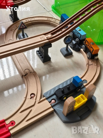 Комплект дървена писта "Hape", снимка 2 - Коли, камиони, мотори, писти - 52554237