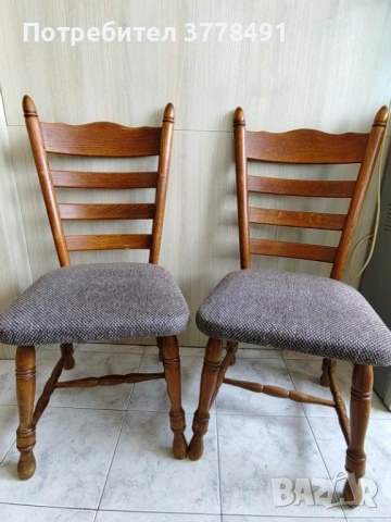 Стари дървени столове