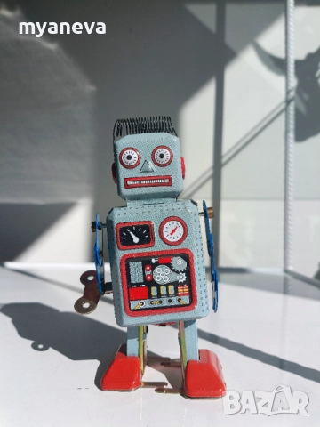Робот, тенекиена играчка, навива се с ключ и се движи. 