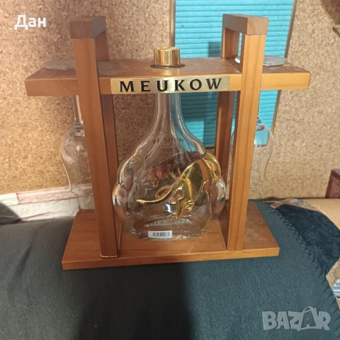 Празно шише с чаши от коняк MEUKOW