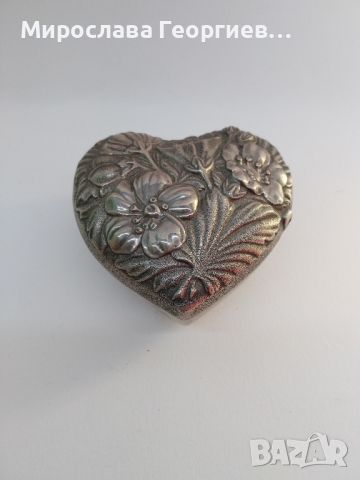 Метална посребрена бижутерка с форма на сърце и красиви релефни цветя на капака