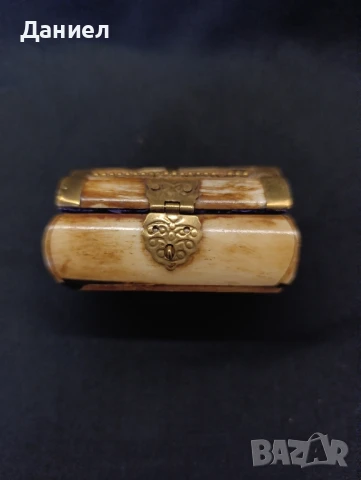 Малка кутия за бижута , снимка 3 - Антикварни и старинни предмети - 51254949