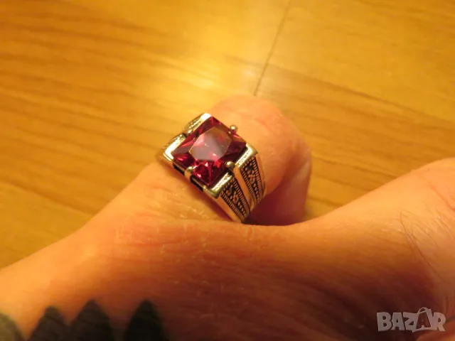 Сребърен мъжки пръстен с рубин и с много инкрустирани маркенази по него сребро, снимка 4 - Пръстени - 49535375
