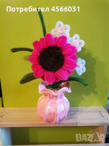 Керамична кашпа с цвете