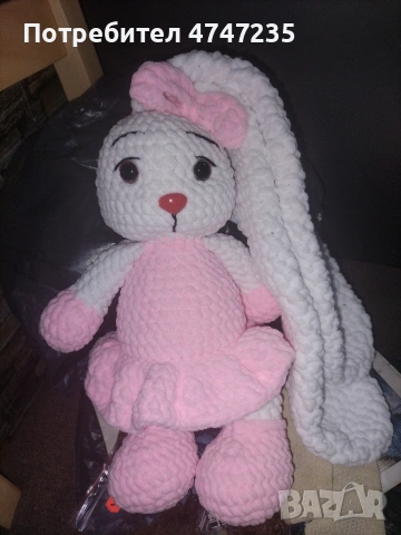 Ръчно плетена играчка амигуруми.