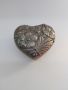 Метална посребрена бижутерка с форма на сърце и красиви релефни цветя на капака, снимка 1