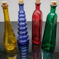 4 шишенца, цветно стъкло и различна форма. Подходящи за направа на билково олио..., снимка 1 - Аксесоари за кухня - 45160203
