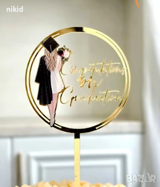 Момиче с тога и цветя кръгъл пластмасов топер украса декор за бал абитуриет завършване дипломиране, снимка 1