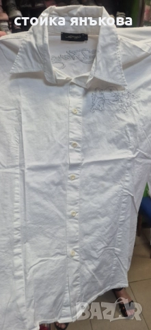 Продавам интересна бяла мъжка риза дълъг ръкав.