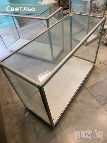 Алуминиеви витрини със стъкло и стъклени рафтове