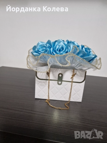 Сини вечни рози  в бяла чанта