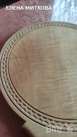 Голяма кръгла дървена дъска за мезета с дръжка и украса от дърворезба, снимка 3 - Аксесоари за кухня - 53250576