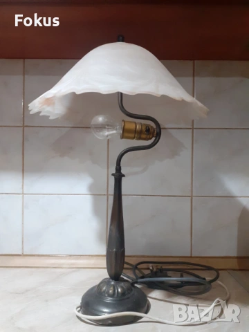 Прекрасна стара метална нощна настолна лампа