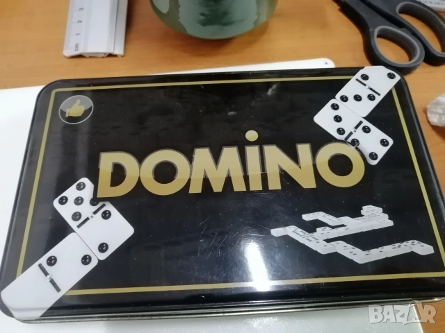 Игра ДОМИНО в метална кутия. 